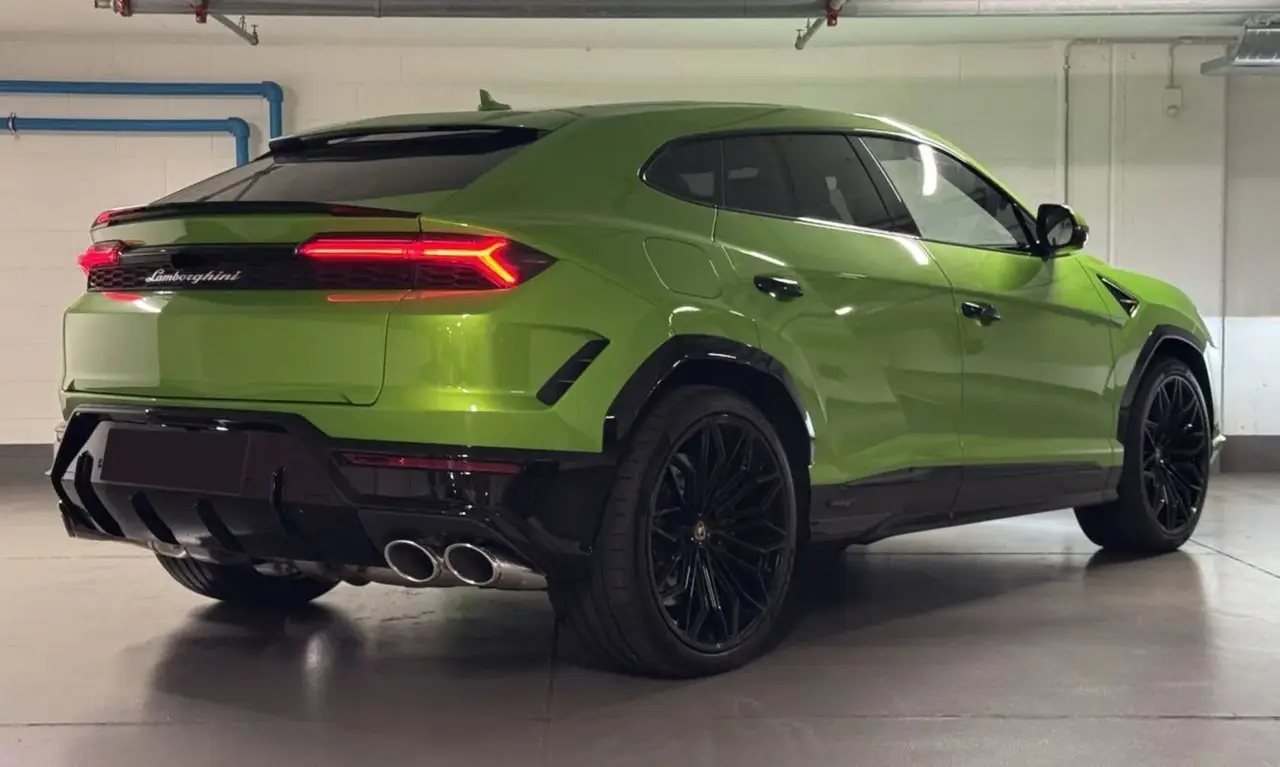 Lamborghini Urus SE 2026, vue avant — Monaco Super Car Rental, Monaco. Le Lamborghini Urus SE 2026 est un SUV de caractère qui associe la signature sportive de…