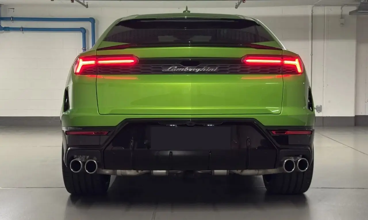 Lamborghini Urus SE 2026, vue arrière — Monaco Super Car Rental, Monaco. Le Lamborghini Urus SE 2026 est un SUV de caractère qui associe la signature sportive de…