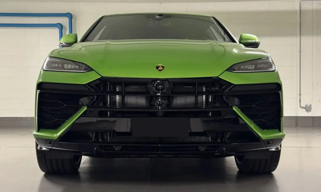 Lamborghini Urus SE 2026, intérieur — Monaco Super Car Rental, Monaco. Le Lamborghini Urus SE 2026 est un SUV de caractère qui associe la signature sportive de…