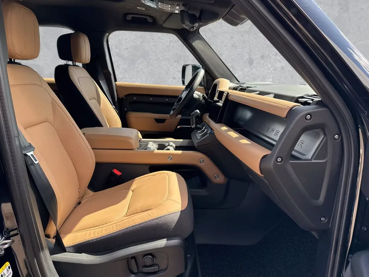 Land Rover Defender 2024, vue avant — Monaco Super Car Rental, Monaco. Land Rover Defender in Monaco Opter pour la location d'un Land Rover Defender à Monaco…