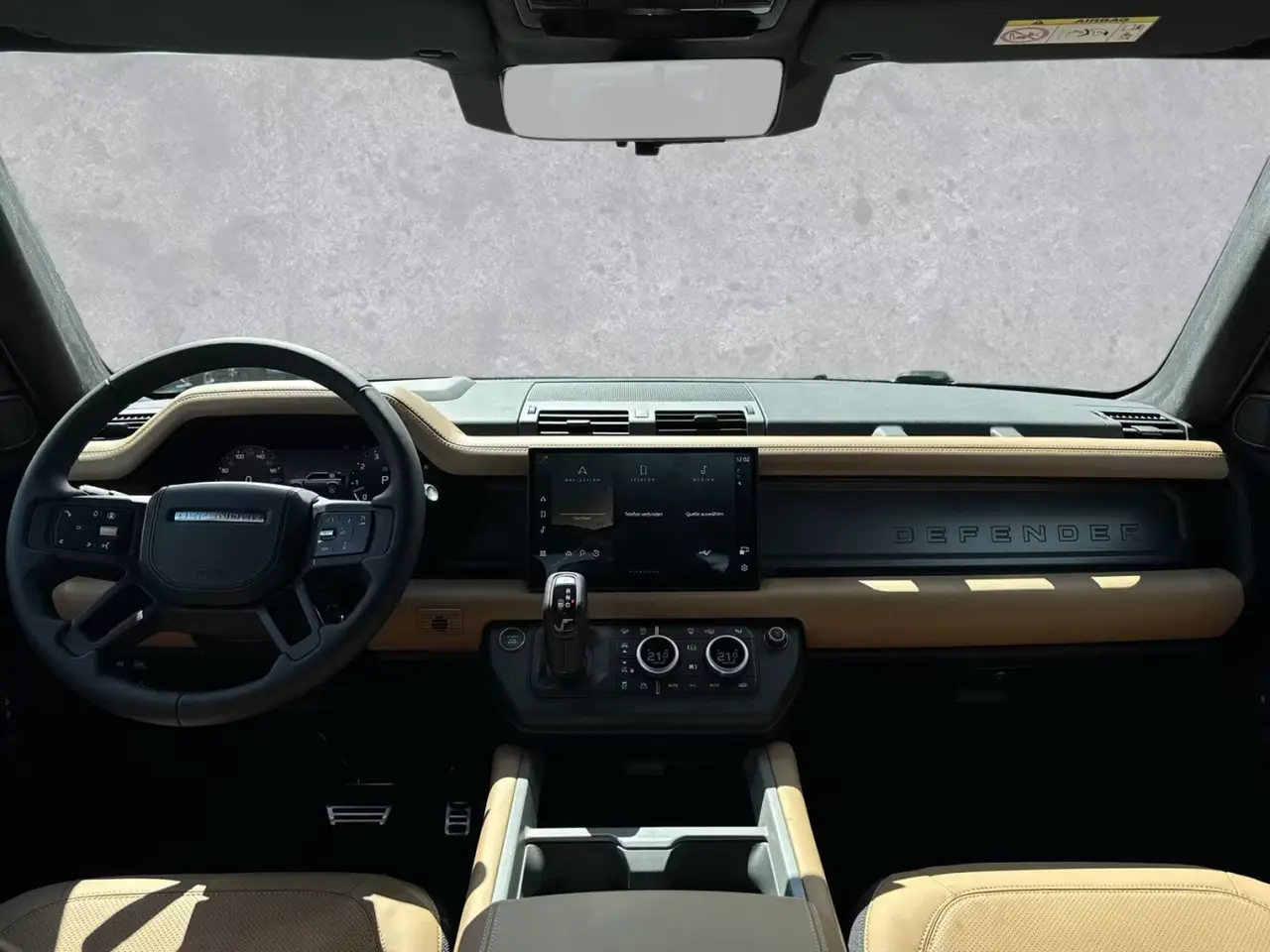 Land Rover Defender 2024, vue arrière — Monaco Super Car Rental, Monaco. Land Rover Defender in Monaco Opter pour la location d'un Land Rover Defender à Monaco…