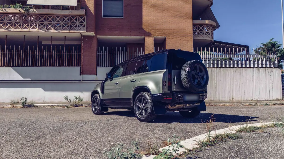 Land Rover Defender X-Dynamic 7 seater 2024, vue avant — Monaco Super Car Rental, Monaco. Land Rover Defender X-Dynamic 7 seater in Monaco La location d'un Land Rover Defender…