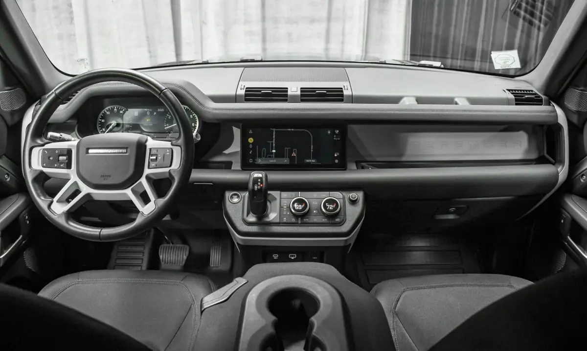 Land Rover Defender X-Dynamic 7 seater 2024, tableau de bord — Monaco Super Car Rental, Monaco. Land Rover Defender X-Dynamic 7 seater in Monaco La location d'un Land Rover Defender…