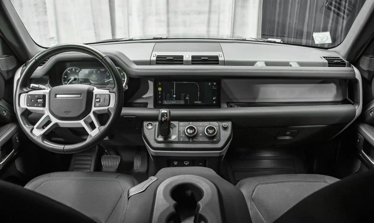 Land Rover Defender X-Dynamic 7 seater 2024, tableau de bord — Monaco Super Car Rental, Monaco. Land Rover Defender X-Dynamic 7 seater in Monaco La location d'un Land Rover Defender…