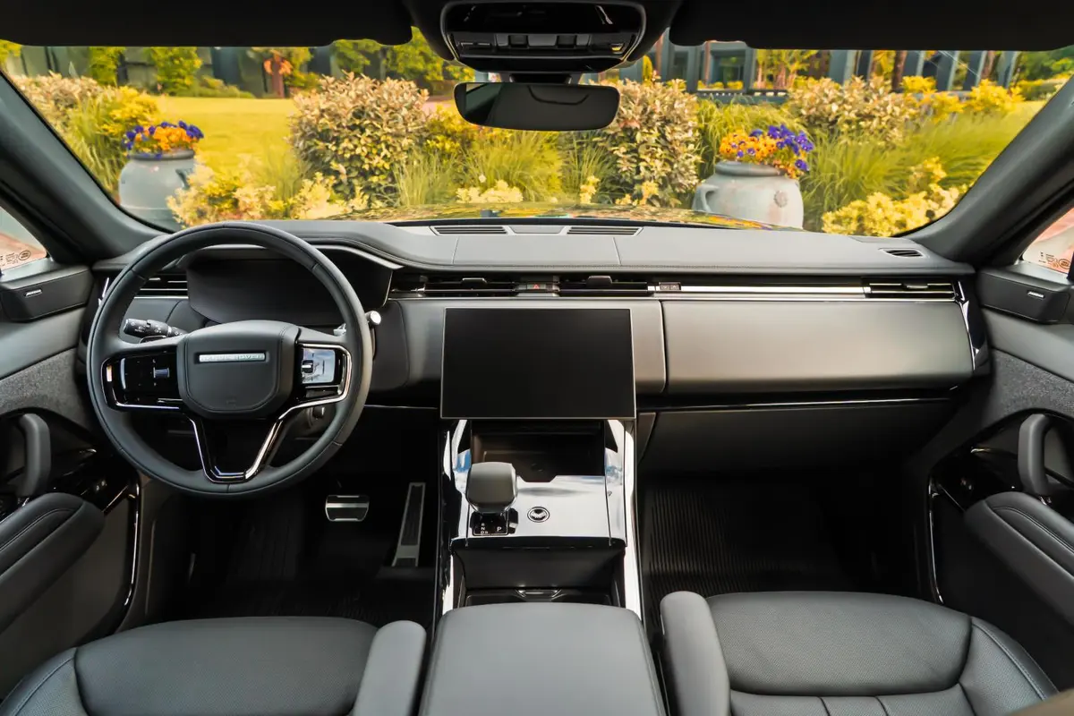 Land Rover Range Rover Sport Dynamic SE 2025, vue avant — Monaco Super Car Rental, Monaco. Land Rover Range Rover Sport Dynamic SE in Monaco La location d'un Land Rover Range Rover…