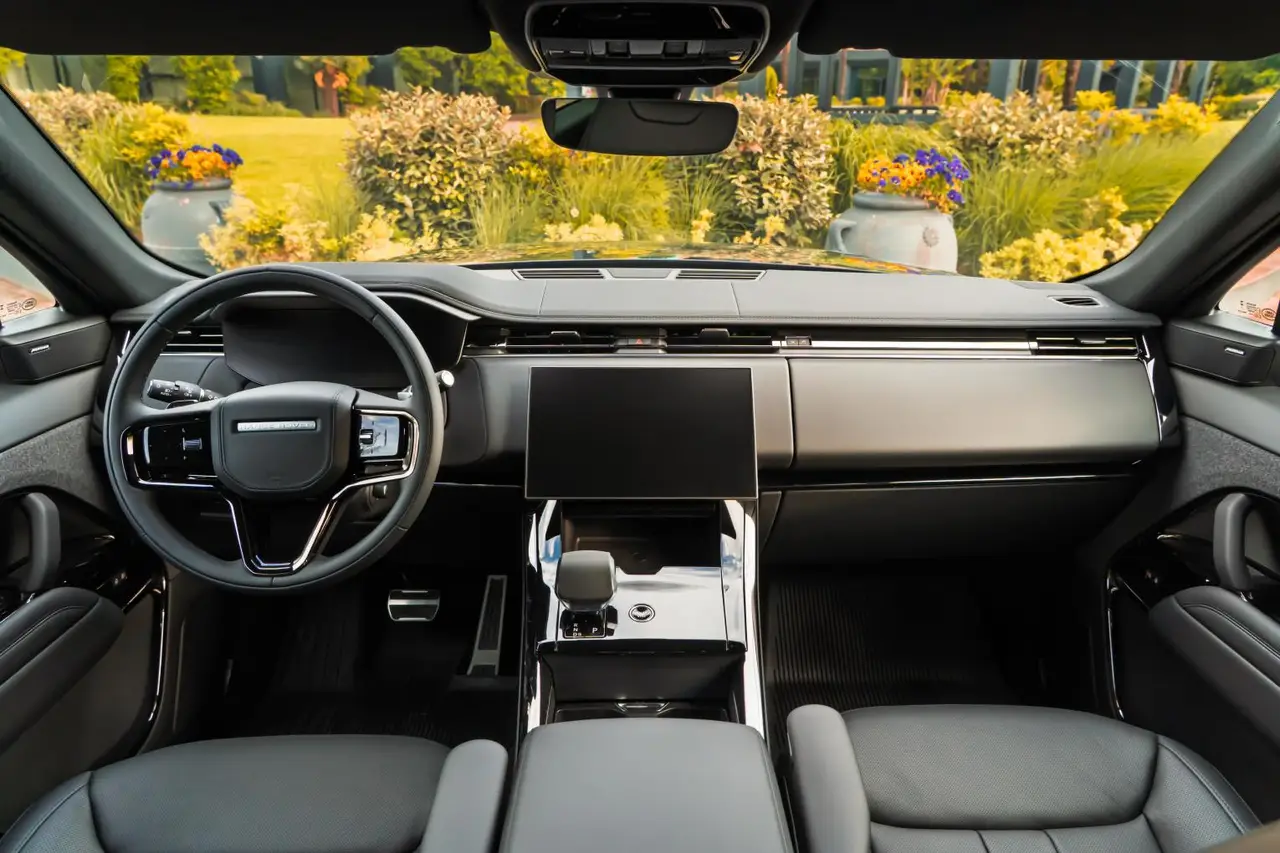 Land Rover Range Rover Sport Dynamic SE 2025, vue avant — Monaco Super Car Rental, Monaco. Land Rover Range Rover Sport Dynamic SE in Monaco La location d'un Land Rover Range Rover…