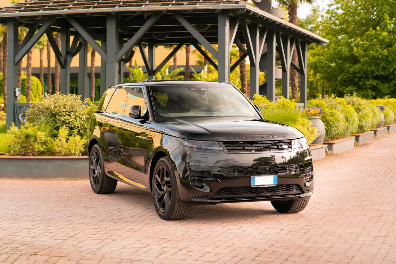 Land Rover Range Rover Sport Dynamic SE 2025, vue arrière — Monaco Super Car Rental, Monaco. Land Rover Range Rover Sport Dynamic SE in Monaco La location d'un Land Rover Range Rover…