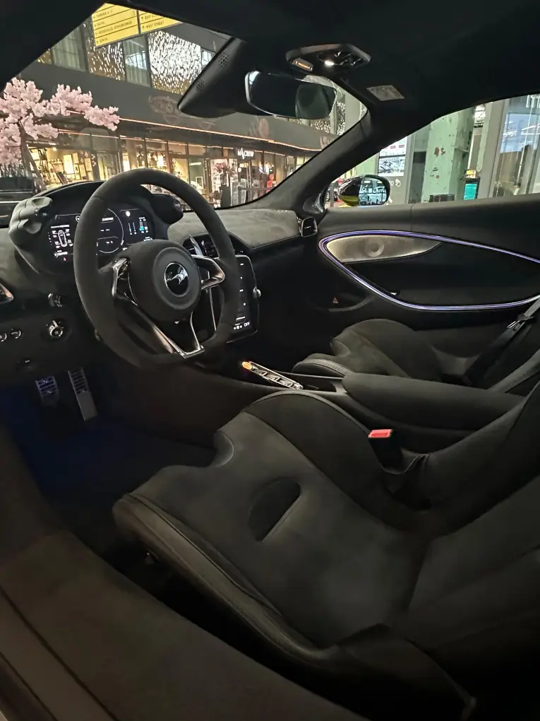 McLaren Artura Spider 2024, tableau de bord — Monaco Super Car Rental, Monaco. McLaren Artura Spider in Monaco La location d'une McLaren Artura Spider à Monaco met à…