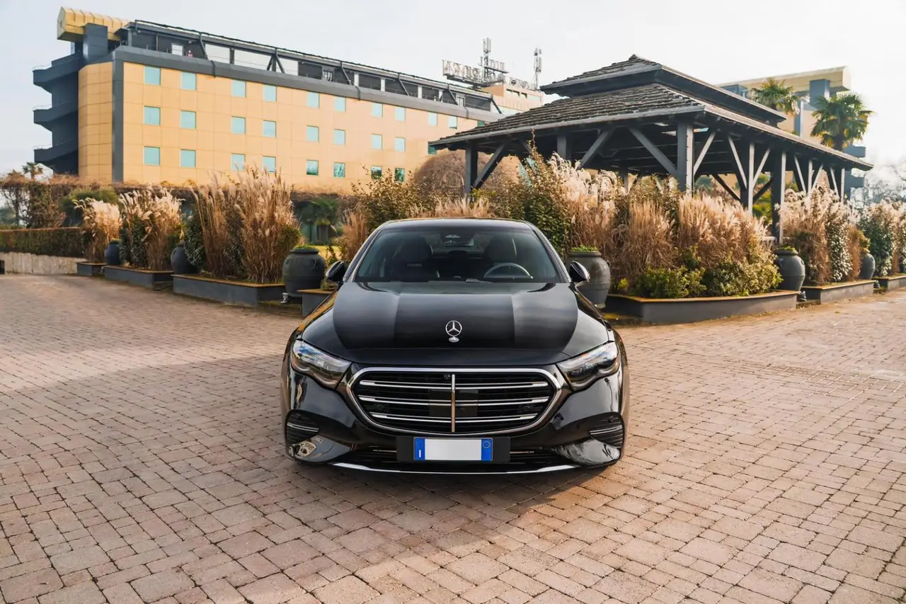 Mercedes Benz E-klasse 220d Premium Plus 2026, вид спереди — Monaco Super Car Rental, Монако. Mercedes-Benz E-Klasse 220d Premium Plus в Монако Аренда Mercedes-Benz E-Klasse 220d…