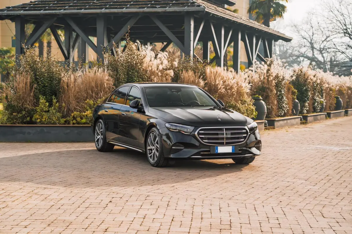 Mercedes Benz E-klasse 220d Premium Plus 2026, вид сзади — Monaco Super Car Rental, Монако. Mercedes-Benz E-Klasse 220d Premium Plus в Монако Аренда Mercedes-Benz E-Klasse 220d…