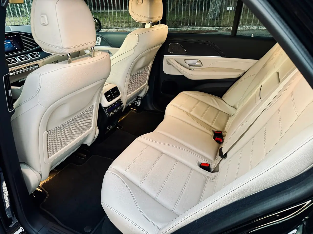 Mercedes Benz GLS Maybach 2022, vue avant — Monaco Super Car Rental, Monaco. Mercedes Benz GLS Maybach in Monaco Opter pour la location d'un Mercedes Benz GLS Maybach…