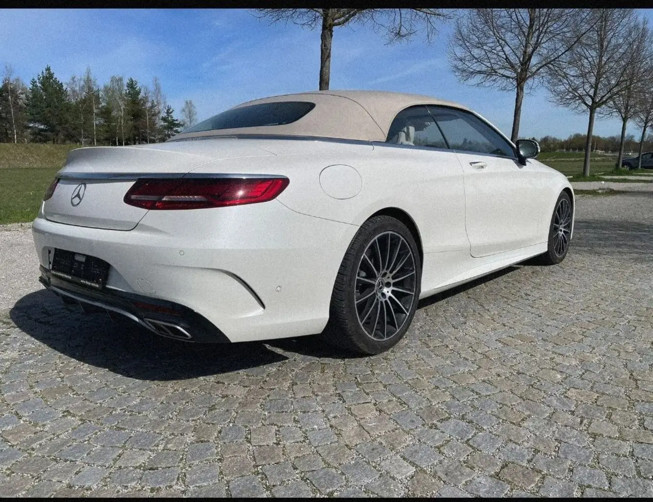 Mercedes Benz S560 Cabrio 2021, vue arrière — Monaco Super Car Rental, Monaco. Mercedes Benz S560 Cabrio in Monaco La location de la Mercedes Benz S560 Cabrio à Monaco…
