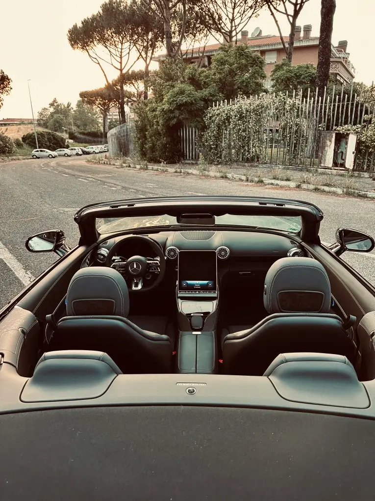 Mercedes Benz SL63 Cabrio 2023, intérieur — Monaco Super Car Rental, Monaco. Mercedes Benz SL63 Cabrio in Monaco La location d'une Mercedes Benz SL63 Cabrio à Monaco…