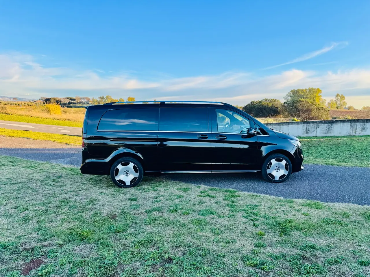 Mercedes Benz V300 4x4 XL Exclusive 7 seats 2025, vue avant — Monaco Super Car Rental, Monaco. Mercedes Benz V300 4x4 XL Exclusive 7 seats in Monaco La location d'un Mercedes Benz V300…
