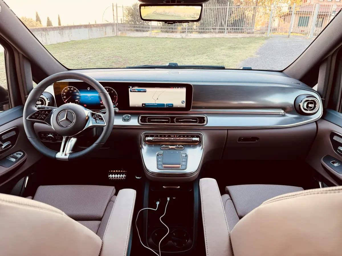 Mercedes Benz V300 4x4 XL Exclusive 7 seats 2025, tableau de bord — Monaco Super Car Rental, Monaco. Mercedes Benz V300 4x4 XL Exclusive 7 seats in Monaco La location d'un Mercedes Benz V300…
