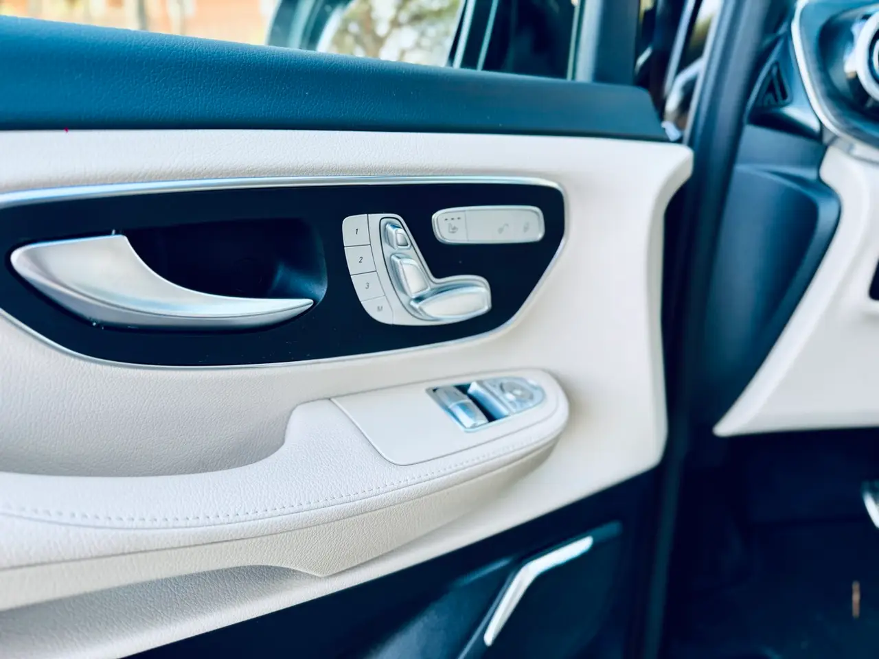 Mercedes Benz V300 4x4 XL VIP (Captain, 7 seat) 2025, vue avant — Monaco Super Car Rental, Monaco. Mercedes Benz V300 4x4 XL VIP (Captain, 7 seat) in Monaco La location du Mercedes Benz…