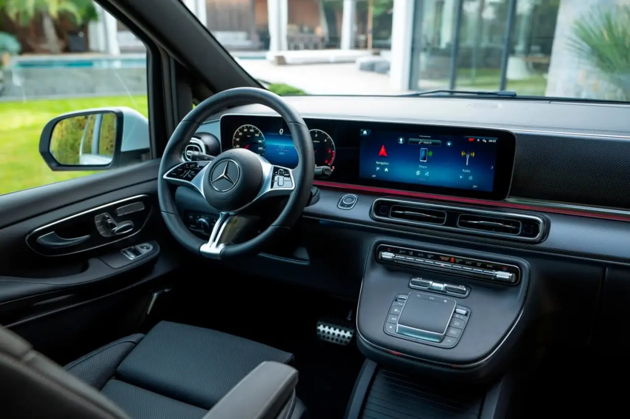 Mercedes Benz V300 8 seats 2025, salpicadero — Monaco Super Car Rental, Mónaco. Mercedes Benz V300 8 seats en Mónaco El alquiler del Mercedes Benz V300 8 seats en Mónaco…