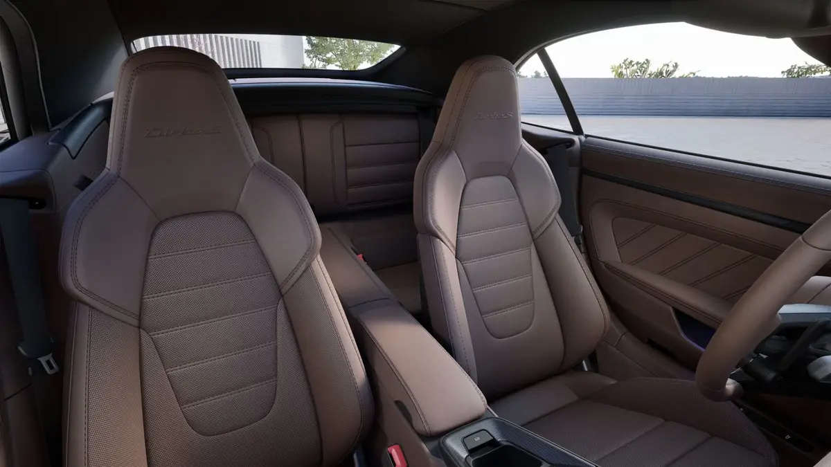 Porsche 911 992 Carrera Turbo S Cabrio 2026, intérieur — Monaco Super Car Rental, Monaco. Porsche 911 992 Carrera Turbo S Cabrio in Monaco La location d'une Porsche 911 992…