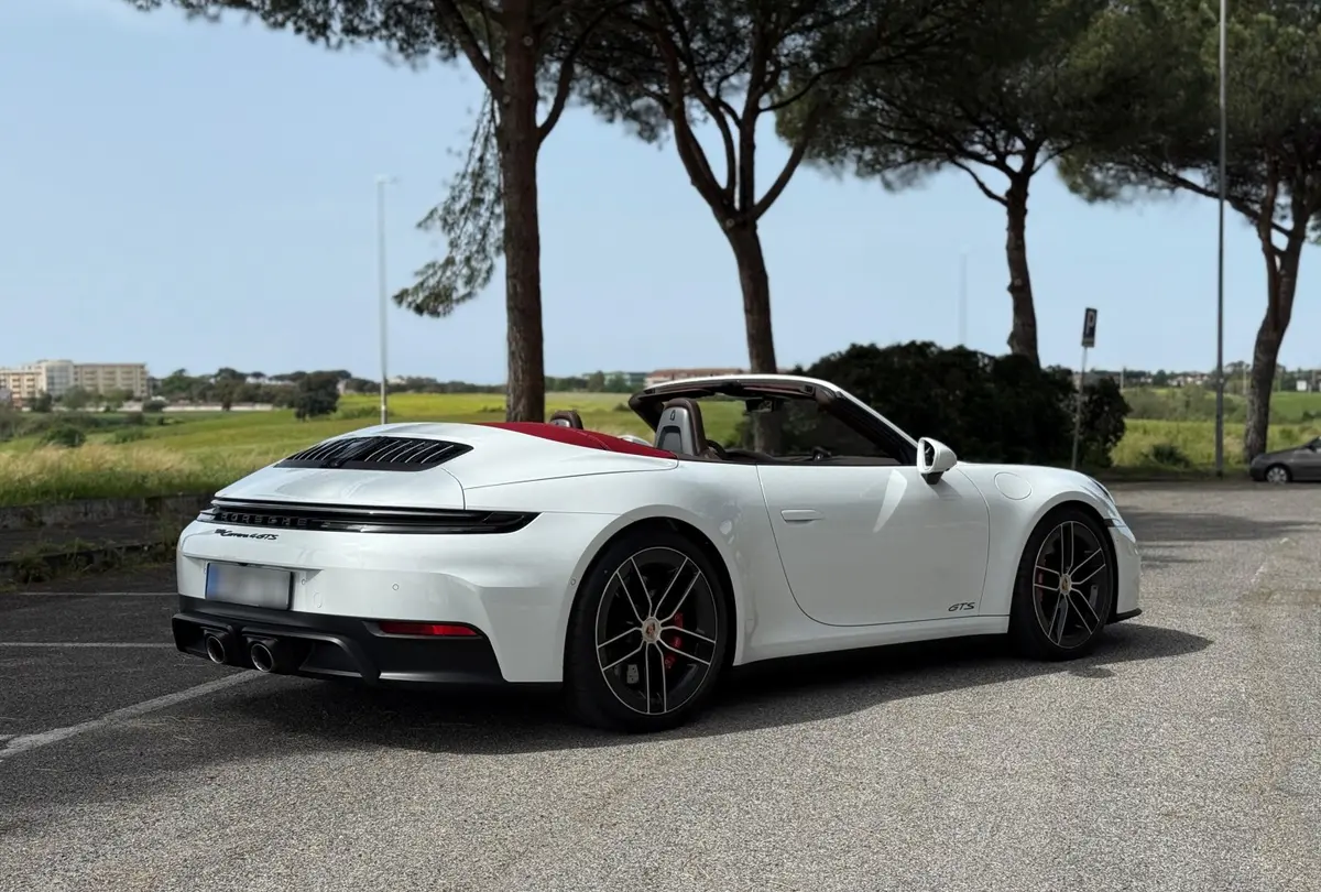 Porsche 992.2 Carrera 4 GTS Cabrio 2025, vue avant — Monaco Super Car Rental, Monaco. Porsche 992.2 Carrera 4 GTS Cabrio in Monaco La location d'une Porsche 992.2 Carrera 4…