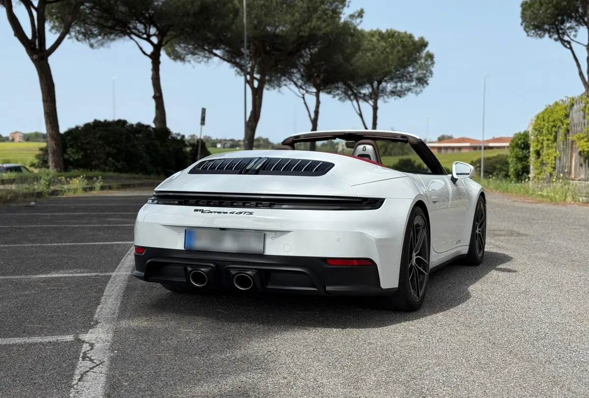 Porsche 992.2 Carrera 4 GTS Cabrio 2025, vue arrière — Monaco Super Car Rental, Monaco. Porsche 992.2 Carrera 4 GTS Cabrio in Monaco La location d'une Porsche 992.2 Carrera 4…