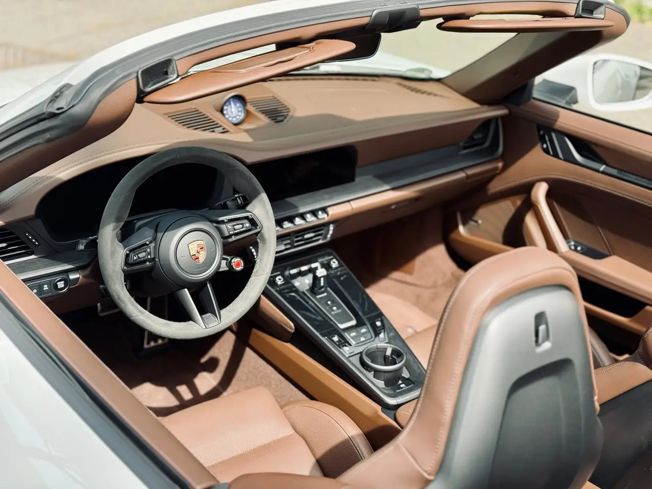 Porsche 992.2 Carrera 4 GTS Cabrio 2025, intérieur — Monaco Super Car Rental, Monaco. Porsche 992.2 Carrera 4 GTS Cabrio in Monaco La location d'une Porsche 992.2 Carrera 4…