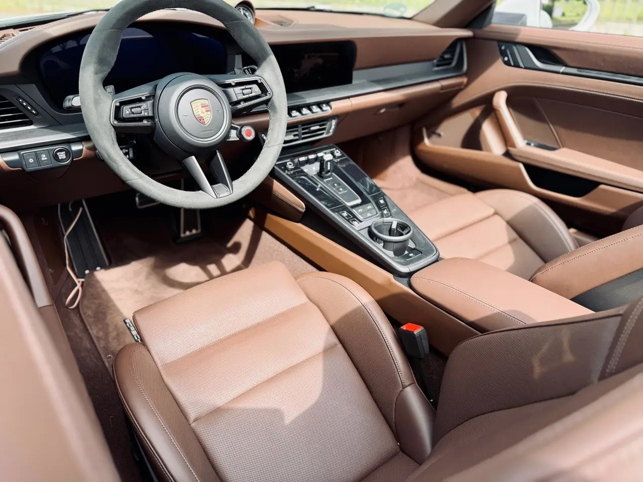 Porsche 992.2 Carrera 4 GTS Cabrio 2025, tableau de bord — Monaco Super Car Rental, Monaco. Porsche 992.2 Carrera 4 GTS Cabrio in Monaco La location d'une Porsche 992.2 Carrera 4…