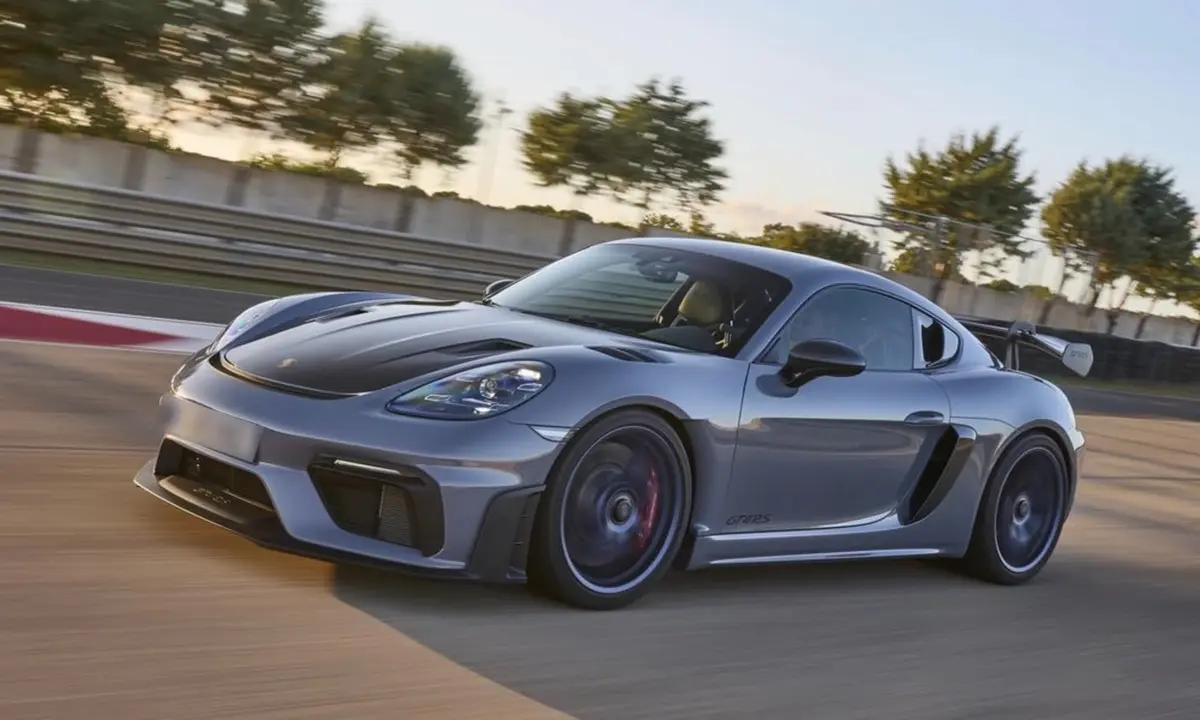 Porsche GT4 RS 2024, vue arrière — Monaco Super Car Rental, Monaco. Porsche GT4 RS in Monaco La location d'une Porsche GT4 RS à Monaco donne accès à un…