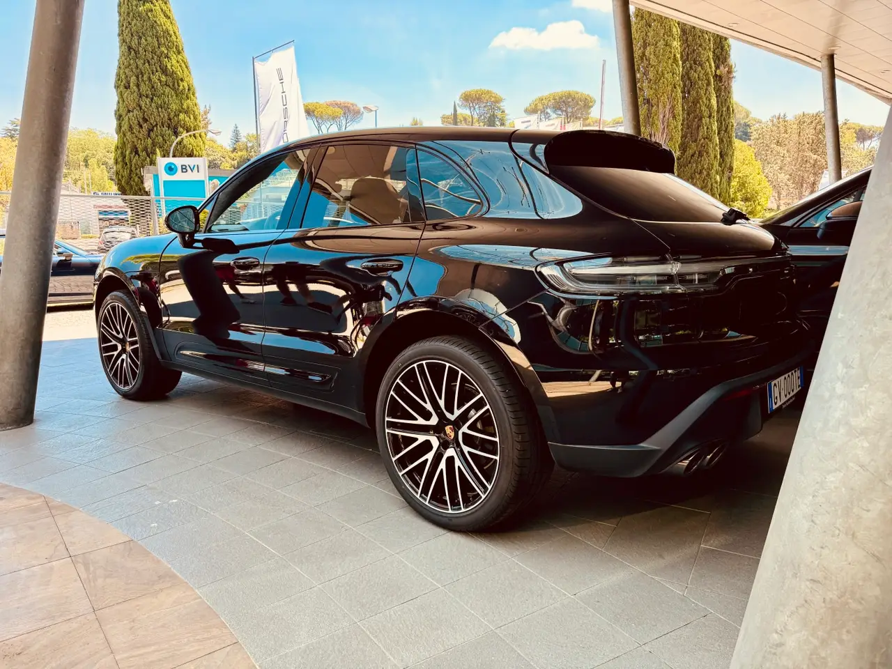 Porsche Macan 2024, vue arrière — Monaco Super Car Rental, Monaco. Porsche Macan in Monaco La location d'un Porsche Macan à Monaco met à votre disposition…