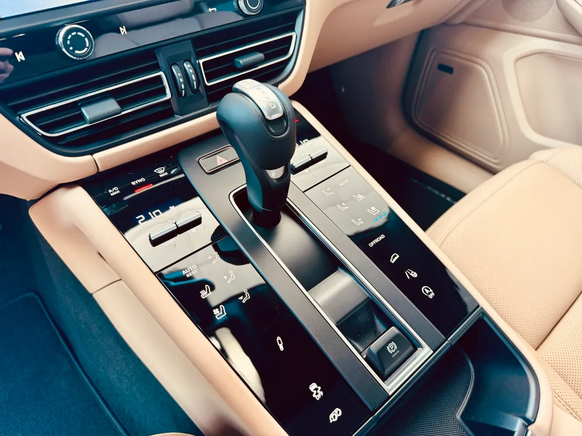 Porsche Macan 2024, interior — Monaco Super Car Rental, Mónaco. Porsche Macan en Mónaco El alquiler de un Porsche Macan en Mónaco pone a su disposición…
