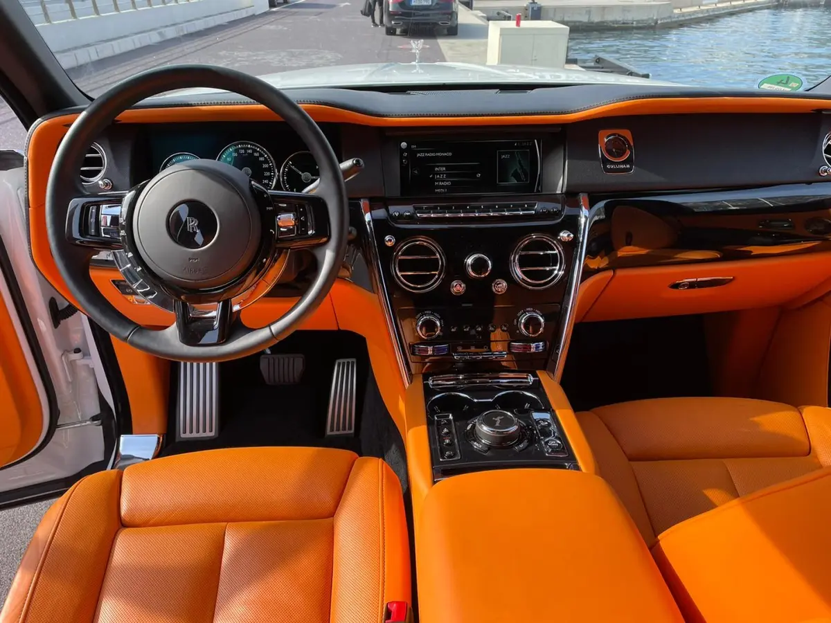 Rolls-Royce Cullinan 2022, vue arrière — Monaco Super Car Rental, Monaco. Rolls-Royce Cullinan in Monaco La location d'une Rolls-Royce Cullinan à Monaco met à…