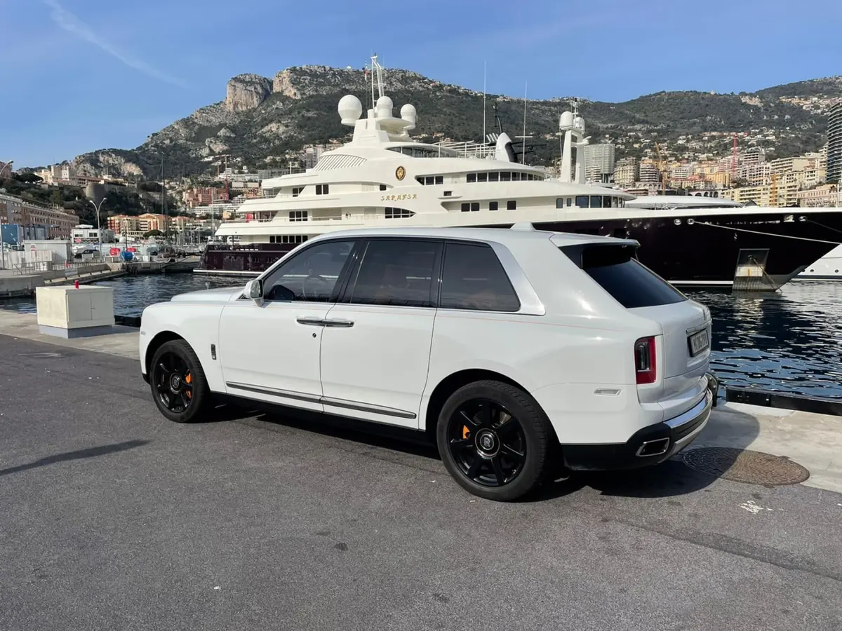 Rolls-Royce Cullinan 2022, extérieur — Monaco Super Car Rental, Monaco. Rolls-Royce Cullinan in Monaco La location d'une Rolls-Royce Cullinan à Monaco met à…