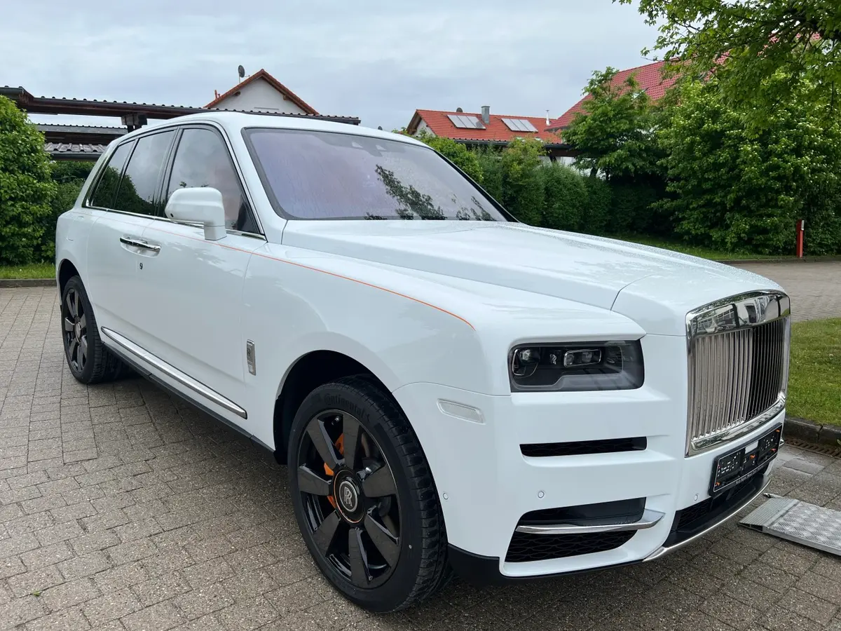 Rolls-Royce Cullinan 2022, intérieur — Monaco Super Car Rental, Monaco. Rolls-Royce Cullinan in Monaco La location d'une Rolls-Royce Cullinan à Monaco met à…