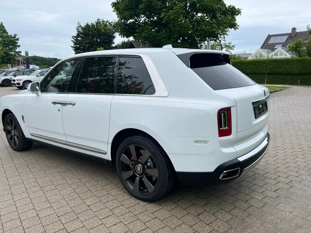 Rolls-Royce Cullinan 2022, profil latéral — Monaco Super Car Rental, Monaco. Rolls-Royce Cullinan in Monaco La location d'une Rolls-Royce Cullinan à Monaco met à…