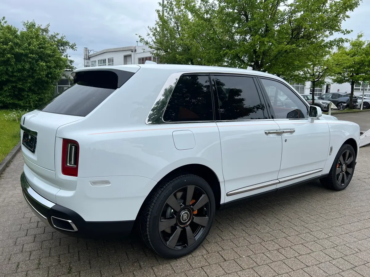 Rolls-Royce Cullinan 2022, extérieur — Monaco Super Car Rental, Monaco. Rolls-Royce Cullinan in Monaco La location d'une Rolls-Royce Cullinan à Monaco met à…