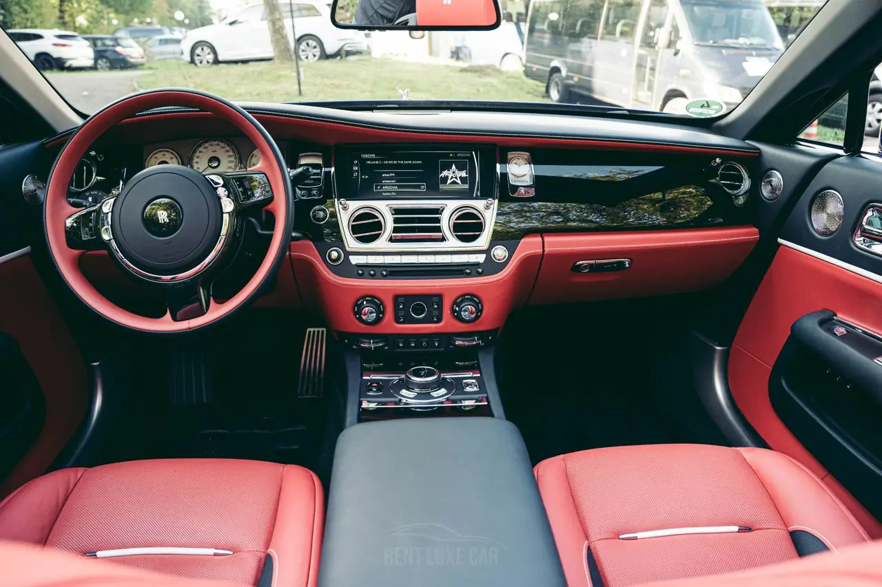 Rolls-Royce Dawn 2022, extérieur — Monaco Super Car Rental, Monaco. Rolls-Royce Dawn in Monaco La location d'une Rolls-Royce Dawn à Monaco met à votre…