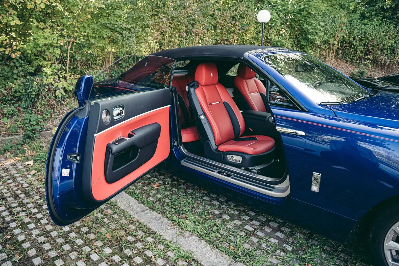 Rolls-Royce Dawn 2022, vue avant — Monaco Super Car Rental, Monaco. Rolls-Royce Dawn in Monaco La location d'une Rolls-Royce Dawn à Monaco met à votre…