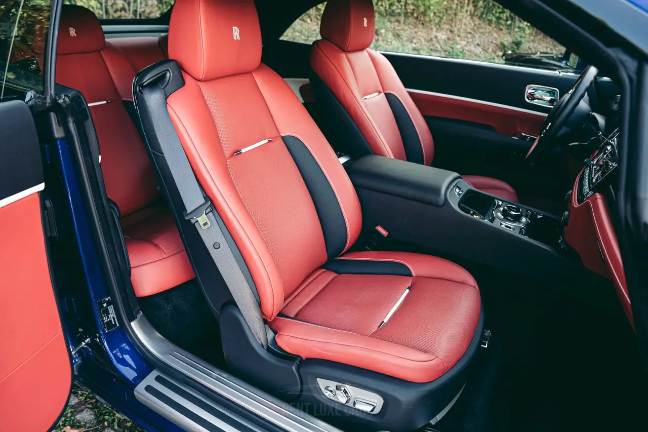 Rolls-Royce Dawn 2022, vue arrière — Monaco Super Car Rental, Monaco. Rolls-Royce Dawn in Monaco La location d'une Rolls-Royce Dawn à Monaco met à votre…