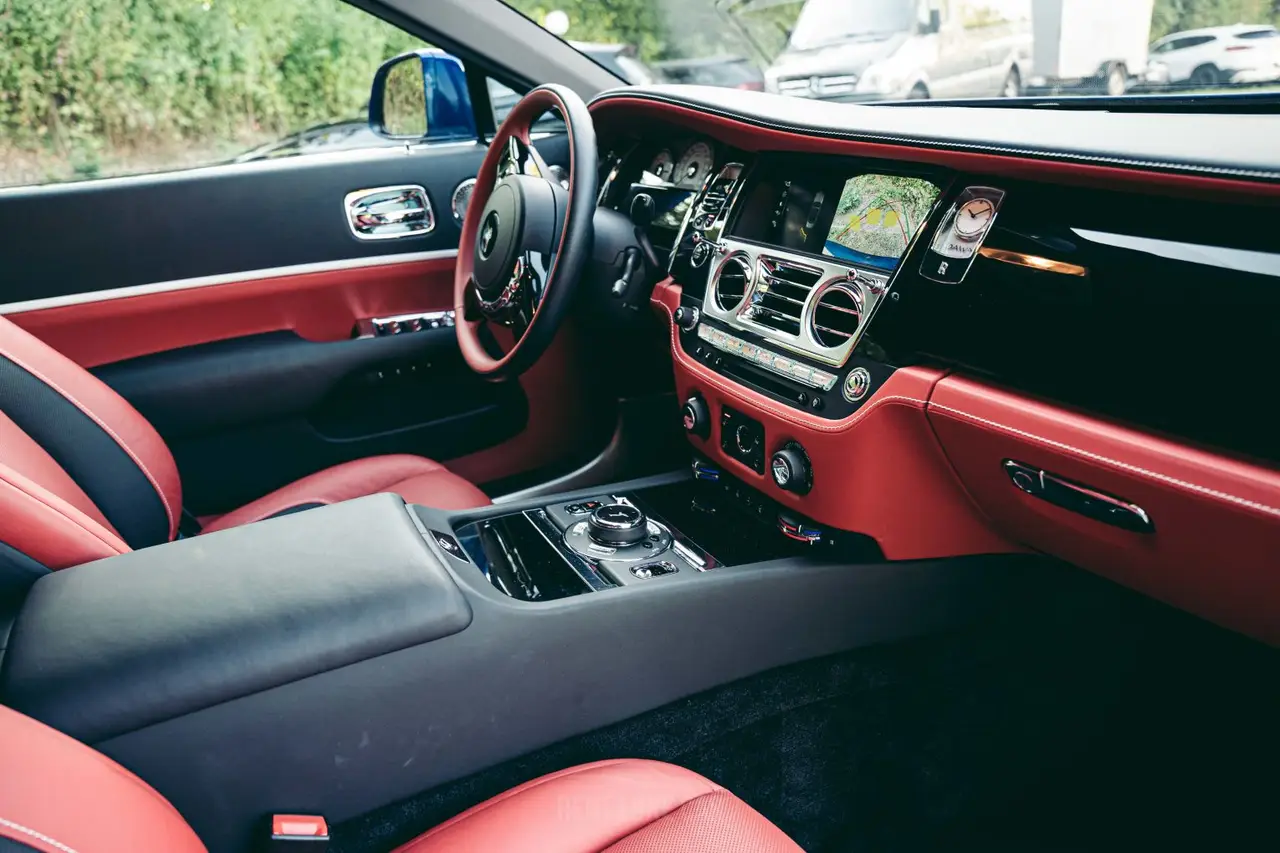 Rolls-Royce Dawn 2022, intérieur — Monaco Super Car Rental, Monaco. Rolls-Royce Dawn in Monaco La location d'une Rolls-Royce Dawn à Monaco met à votre…