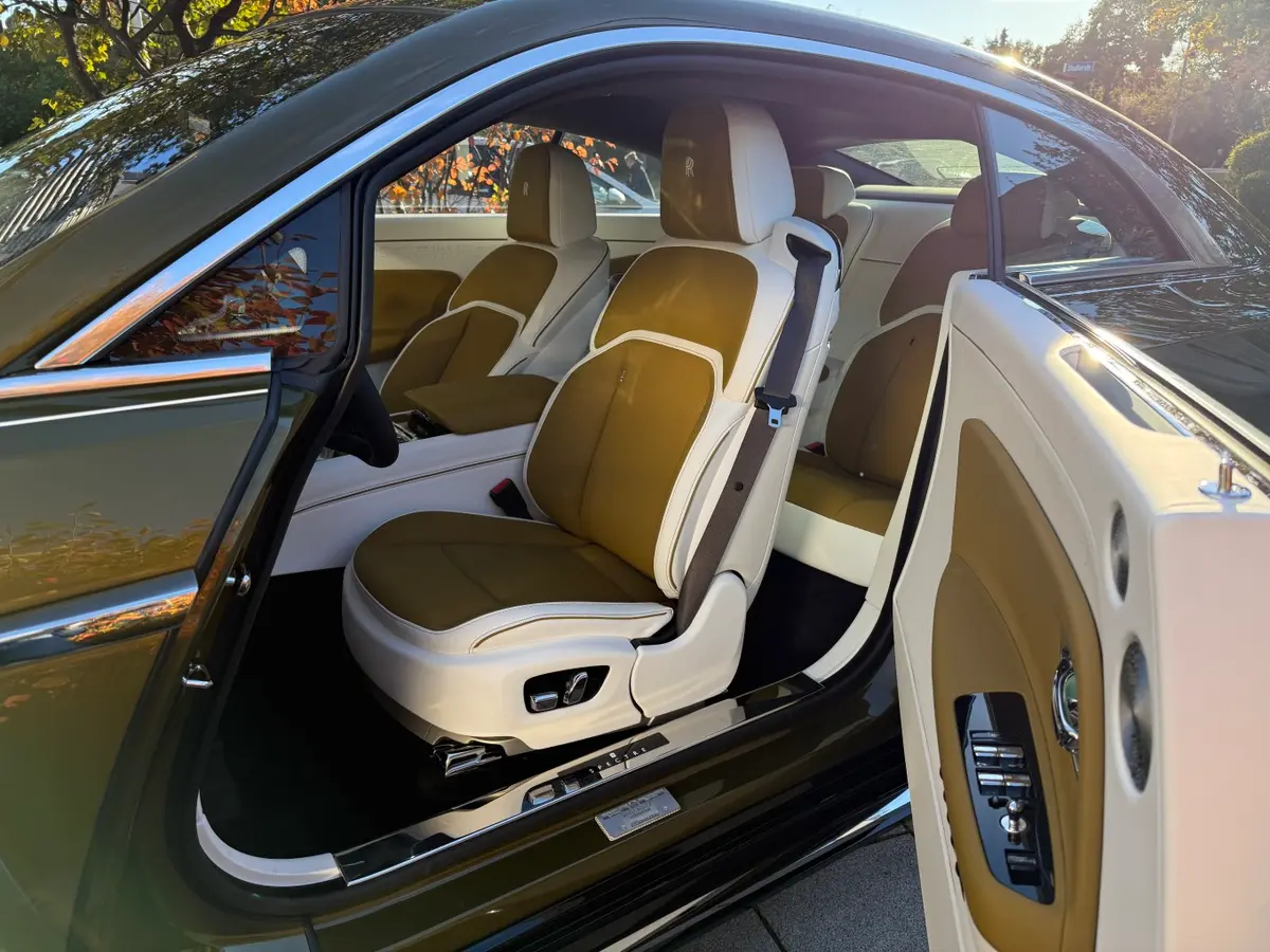 Rolls-Royce Spectre 2024, vue arrière — Monaco Super Car Rental, Monaco. Rolls-Royce Spectre in Monaco Opter pour la location d'une Rolls-Royce Spectre à Monaco…