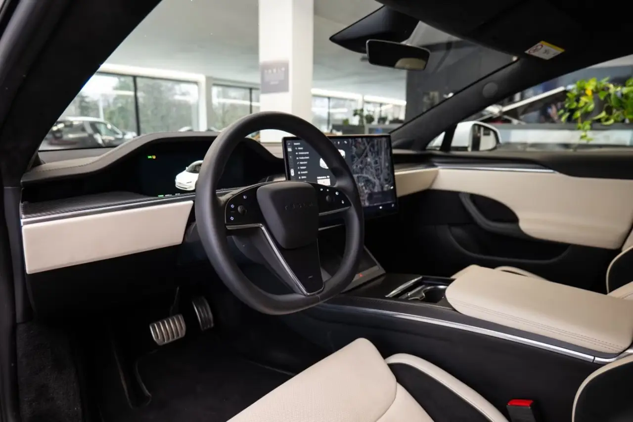 Tesla Model S Plaid 2025, vue avant — Monaco Super Car Rental, Monaco. Tesla Model S Plaid in Monaco La location d'une Tesla Model S Plaid à Monaco met à votre…