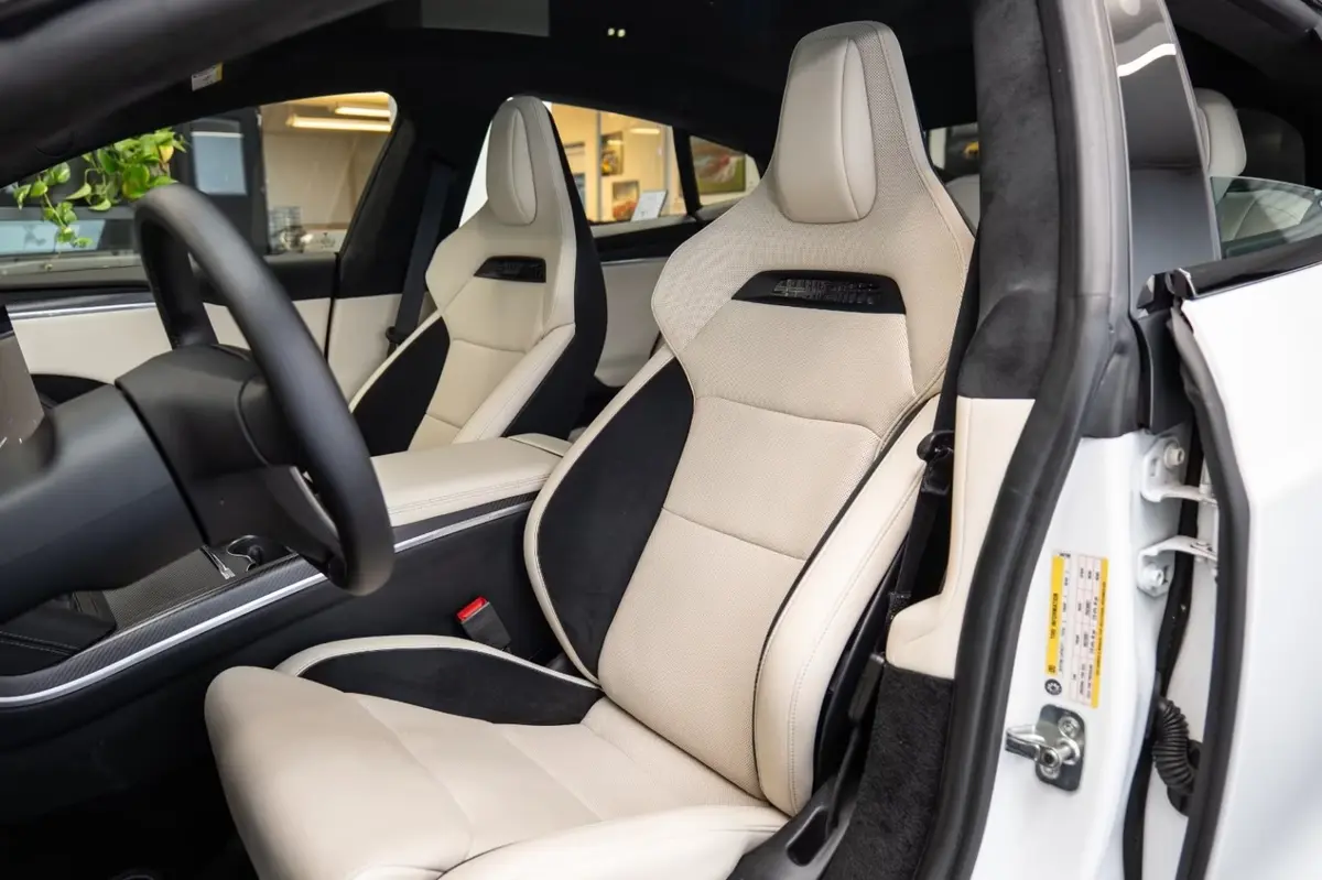 Tesla Model S Plaid 2025, vue arrière — Monaco Super Car Rental, Monaco. Tesla Model S Plaid in Monaco La location d'une Tesla Model S Plaid à Monaco met à votre…