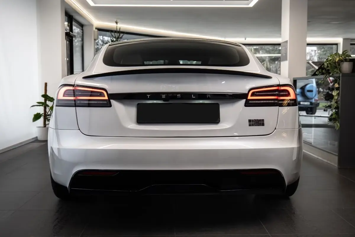 Tesla Model S Plaid 2025, intérieur — Monaco Super Car Rental, Monaco. Tesla Model S Plaid in Monaco La location d'une Tesla Model S Plaid à Monaco met à votre…
