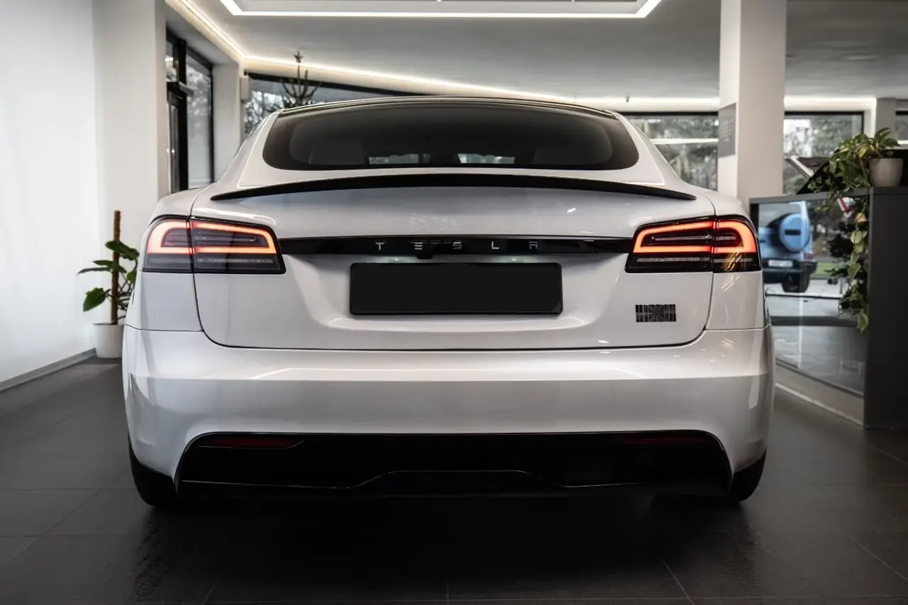 Tesla Model S Plaid 2025, intérieur — Monaco Super Car Rental, Monaco. Tesla Model S Plaid in Monaco La location d'une Tesla Model S Plaid à Monaco met à votre…