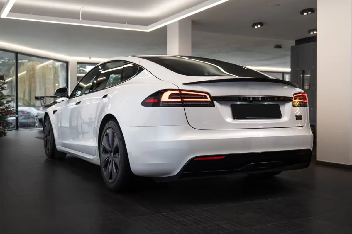 Tesla Model S Plaid 2025, tableau de bord — Monaco Super Car Rental, Monaco. Tesla Model S Plaid in Monaco La location d'une Tesla Model S Plaid à Monaco met à votre…