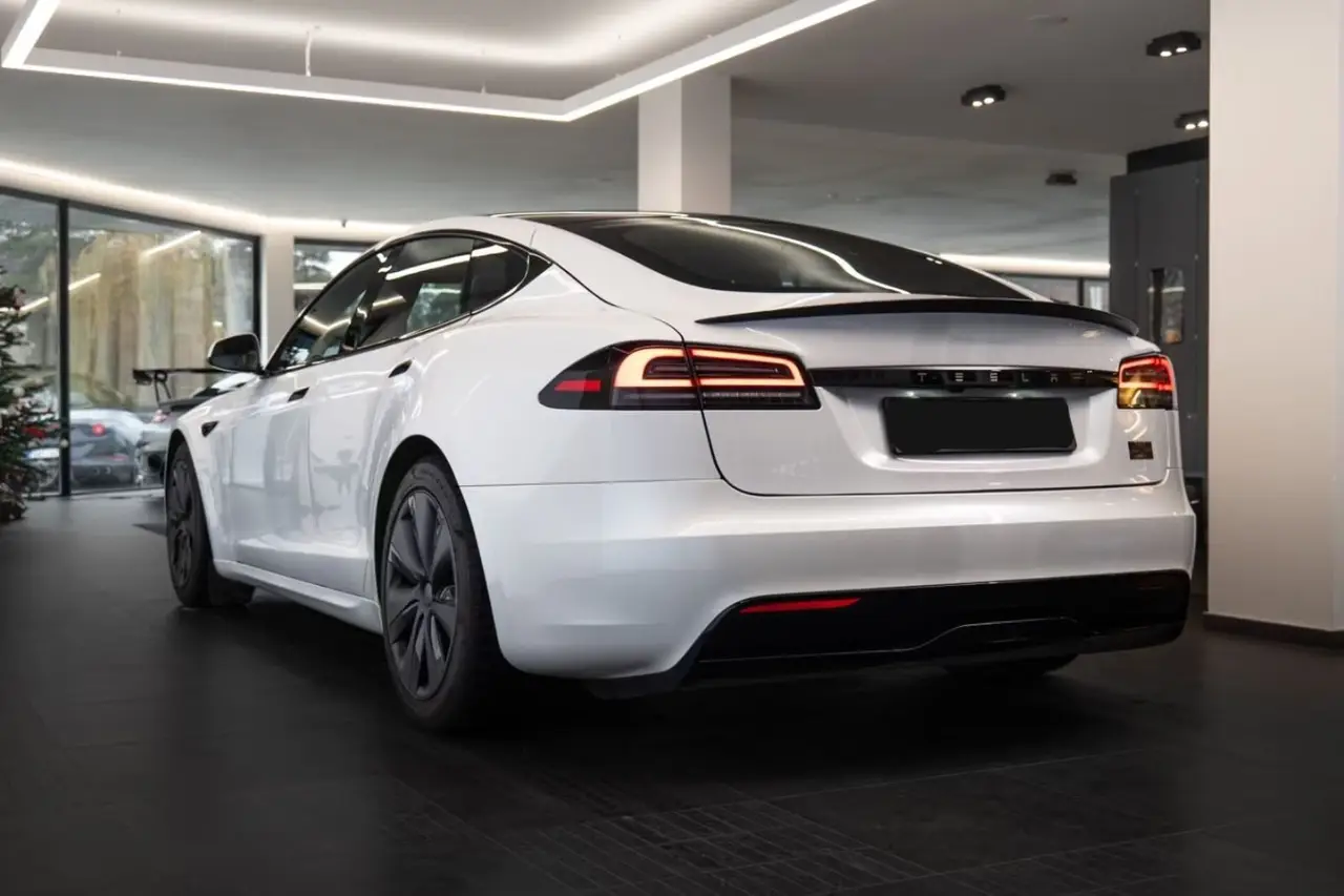 Tesla Model S Plaid 2025, tableau de bord — Monaco Super Car Rental, Monaco. Tesla Model S Plaid in Monaco La location d'une Tesla Model S Plaid à Monaco met à votre…