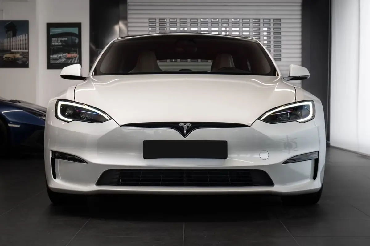 Tesla Model S Plaid 2025, profil latéral — Monaco Super Car Rental, Monaco. Tesla Model S Plaid in Monaco La location d'une Tesla Model S Plaid à Monaco met à votre…