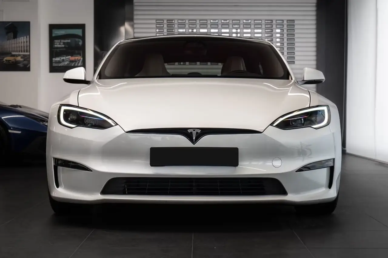 Tesla Model S Plaid 2025, profil latéral — Monaco Super Car Rental, Monaco. Tesla Model S Plaid in Monaco La location d'une Tesla Model S Plaid à Monaco met à votre…